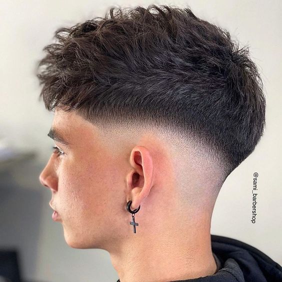 modelo con corte de pelo clasico